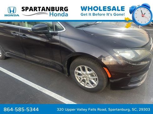 Used 2017 Chrysler Pacifica Touring image 2