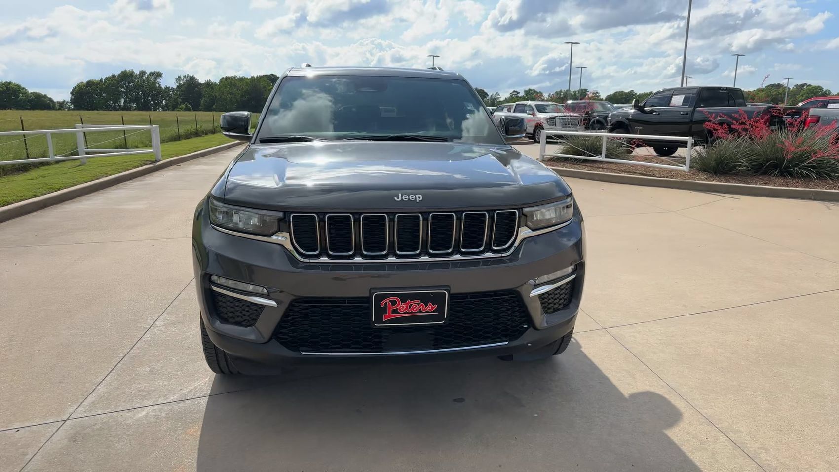 Used 2025 Jeep Grand Cherokee Limited AWD/4WD image 2