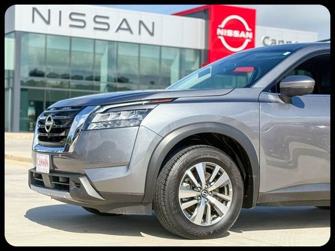 Used 2025 Nissan Pathfinder SL FWD image 2