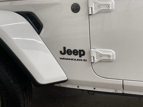 Used 2025 Jeep Wrangler Unlimited Sahara AWD/4WD image 10