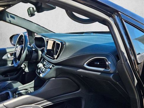 Used 2021 Chrysler Pacifica Limited w/ Uconnect Theater Family Group image 24