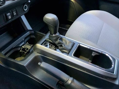 Used 2018 Toyota Tacoma SR5 AWD/4WD image 16