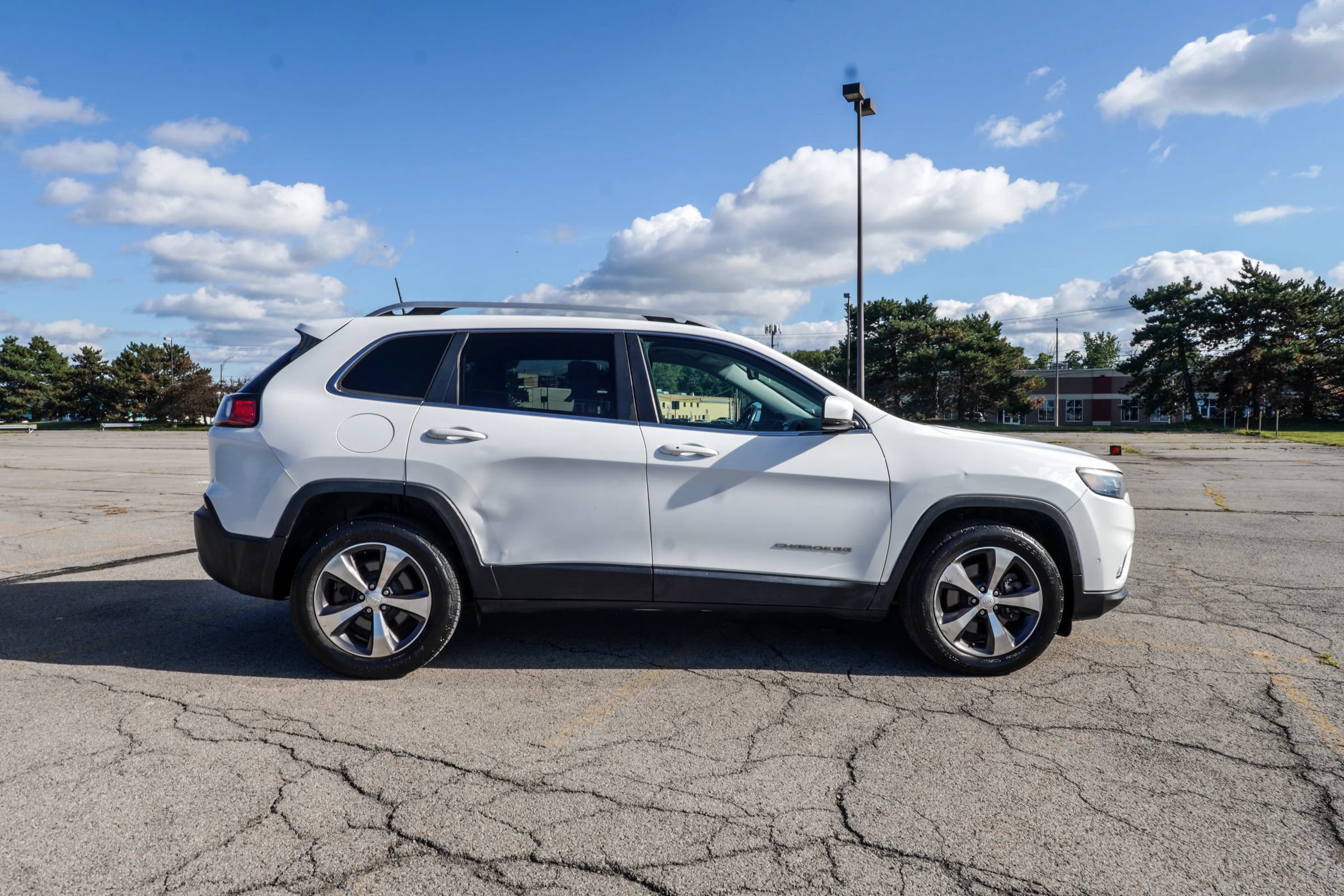 Used 2019 Jeep Cherokee Limited w/ Luxury Group AWD/4WD image 5