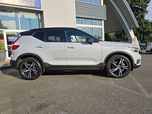 Used 2021 Volvo XC40 T5 R-Design w/ Climate Package image 9