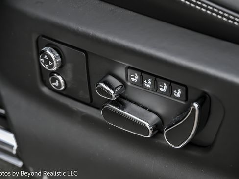 Used 2023 Bentley Bentayga Plug-In Hybrid image 32