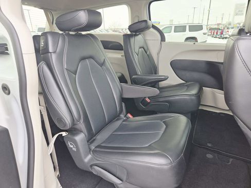 Used 2024 Chrysler Pacifica Touring-L image 17