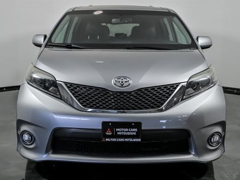 Used 2016 Toyota Sienna SE w/ SE Preferred Package FWD image 4