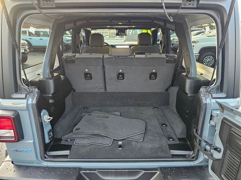 Used 2024 Jeep Wrangler Unlimited image 12