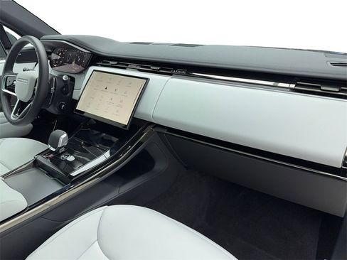 Used 2025 Land Rover Range Rover Sport image 41