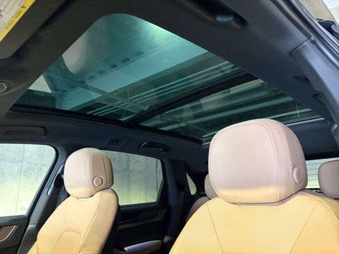 Certified 2025 Porsche Cayenne AWD/4WD image 41
