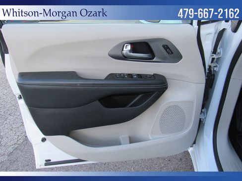 Used 2022 Chrysler Pacifica Touring-L image 32