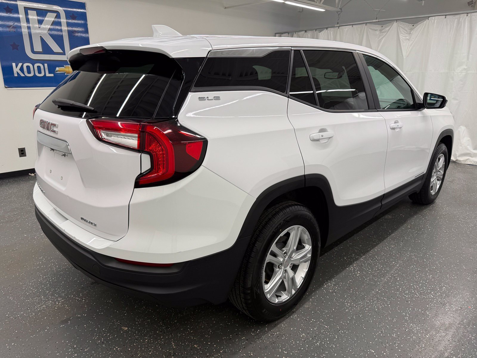Used 2024 GMC Terrain SLE AWD/4WD image 2