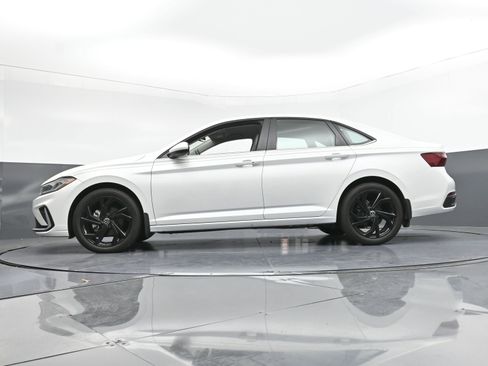 Used 2025 Volkswagen Jetta SE w/ Black Wheel Package image 23