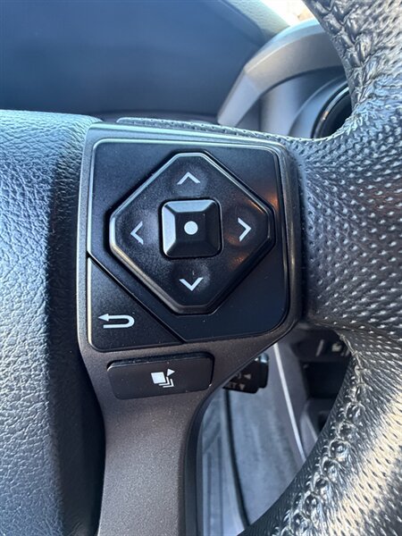Used 2016 Toyota Tacoma TRD Sport AWD/4WD image 32