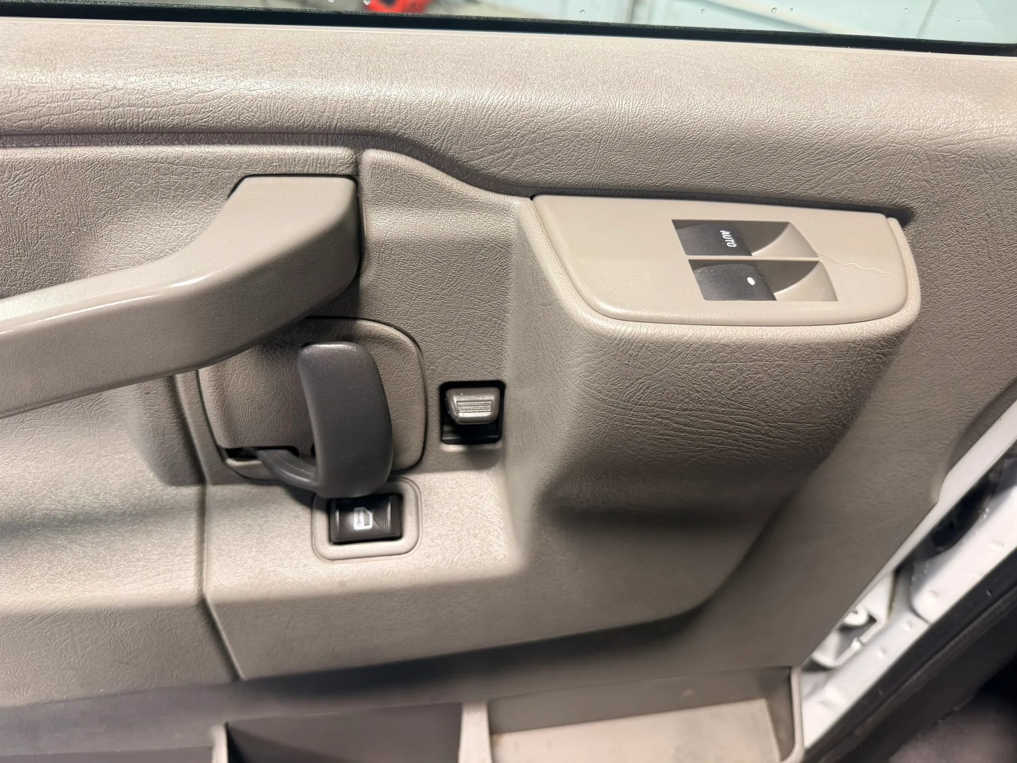 Used 2018 Chevrolet Express 3500 Extended w/ Driver Convenience Package RWD image 6