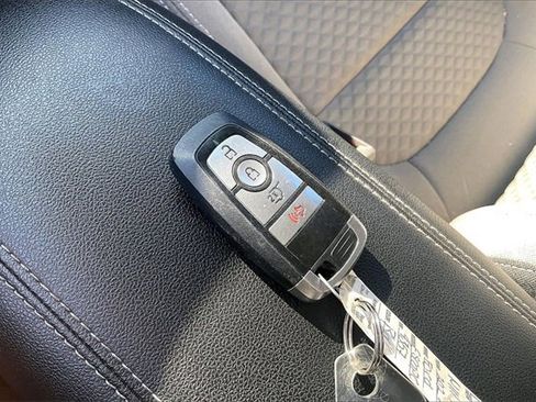 Used 2022 Ford Escape SE w/ SE Sport Appearance Package image 11