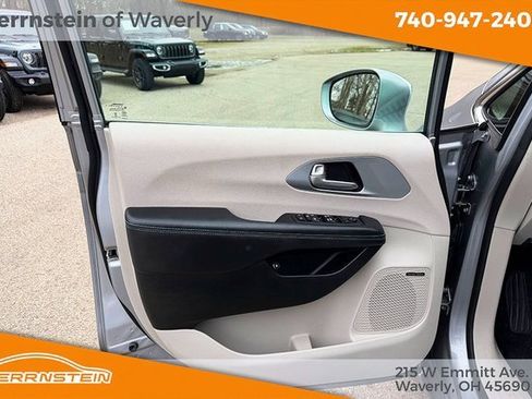 Used 2018 Chrysler Pacifica Limited w/ Advanced Safetytec Group image 13