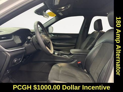 Used 2025 Jeep Grand Cherokee Altitude image 7