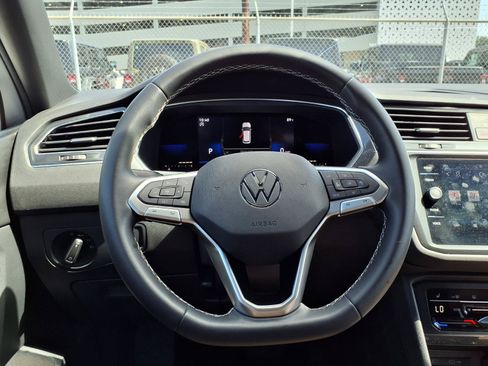 Used 2022 Volkswagen Tiguan SE w/ Panoramic Sunroof Package FWD image 13