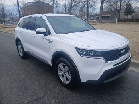 Certified 2023 Kia Sorento LX image 9