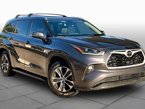 Used 2021 Toyota Highlander XLE AWD/4WD image 3