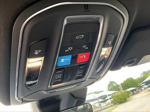 New 2025 Jeep Grand Cherokee Laredo image 17