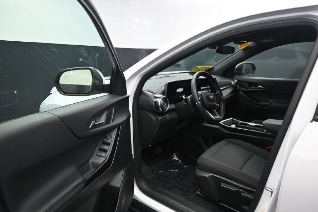 Used 2025 Chevrolet Equinox LT FWD image 11
