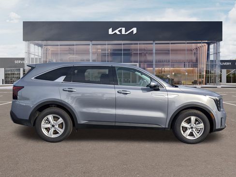 Used 2025 Kia Sorento LX image 3