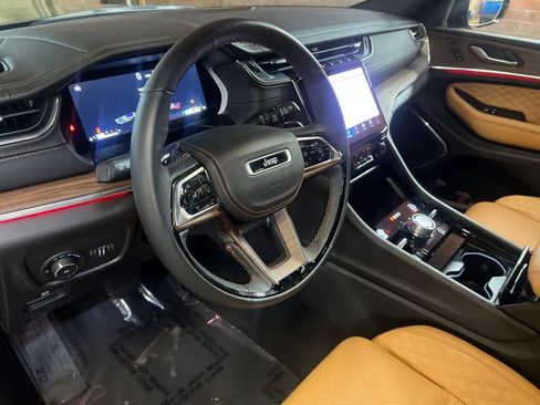 Used 2025 Jeep Grand Cherokee Summit AWD/4WD image 11
