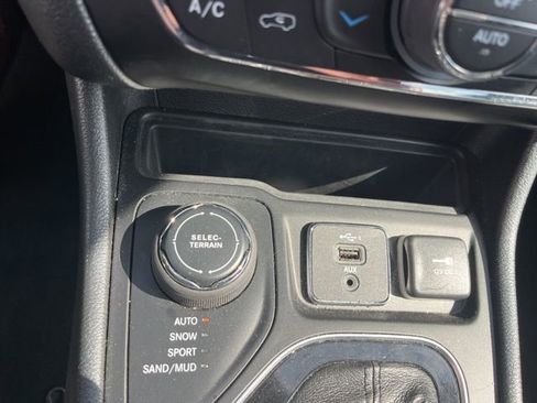 Used 2023 Jeep Cherokee Altitude Lux image 23