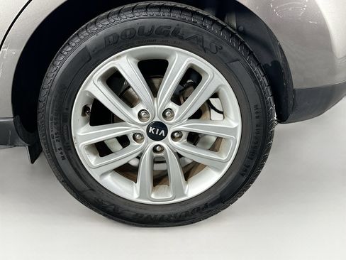 Used 2018 Kia Soul + FWD image 11