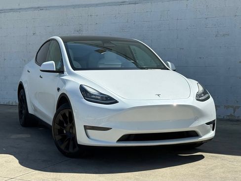 Used 2023 Tesla Model Y Long Range AWD/4WD image 2