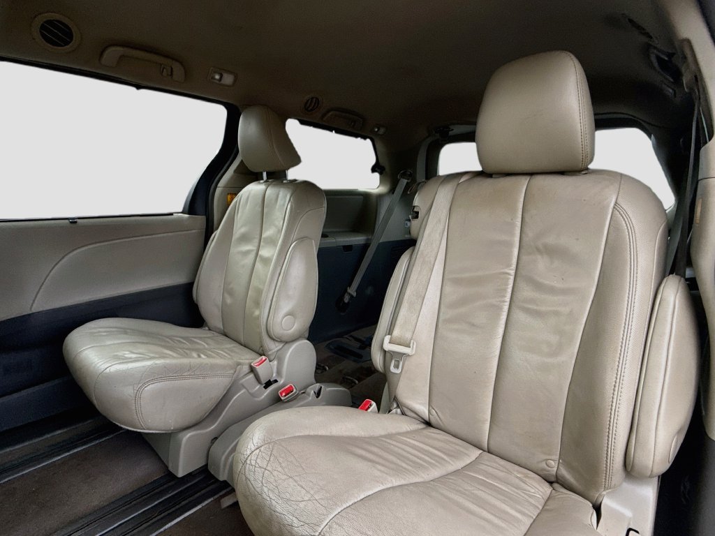 Used 2013 Toyota Sienna XLE FWD image 27