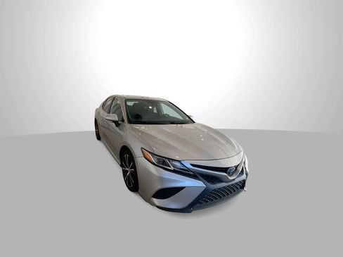 Used 2020 Toyota Camry SE image 2