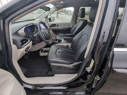 Used 2024 Chrysler Pacifica Touring-L image 12