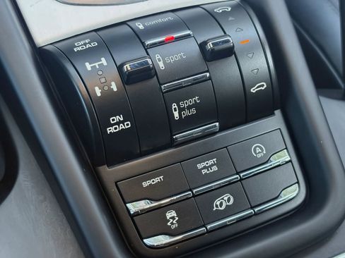 Used 2016 Porsche Cayenne GTS AWD/4WD image 17