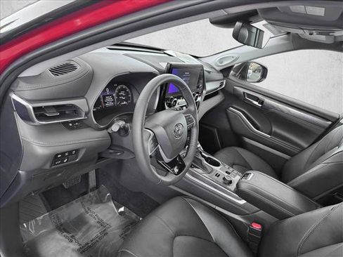Certified 2025 Toyota Highlander Limited image 12