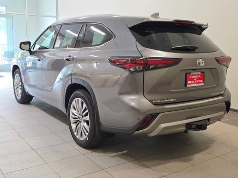 New 2026 Toyota Highlander Platinum AWD/4WD image 4