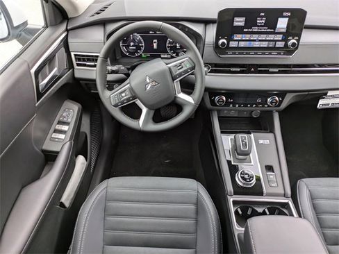 New 2025 Mitsubishi Outlander SE image 16