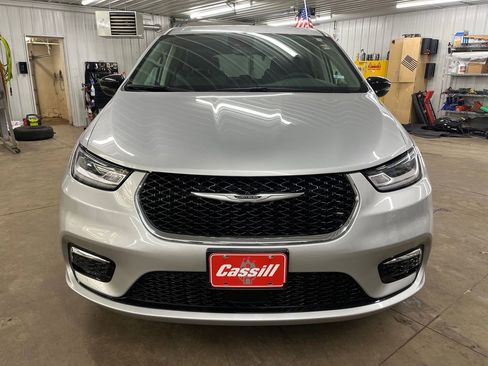 Used 2024 Chrysler Pacifica Touring-L image 30