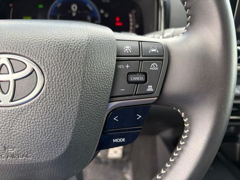Used 2025 Toyota Camry SE FWD image 15