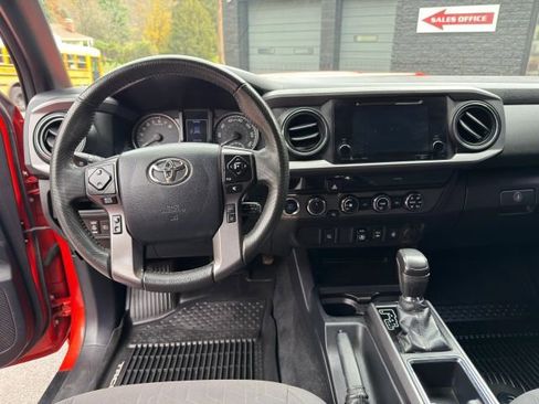 Used 2018 Toyota Tacoma TRD Sport image 22