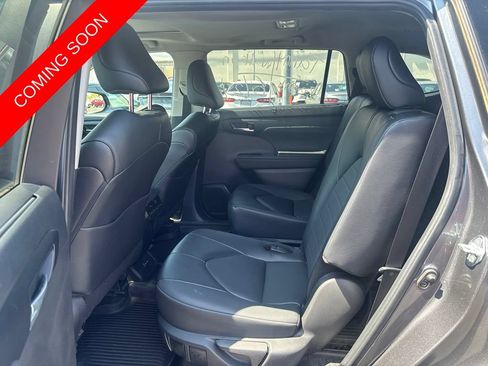 Used 2024 Toyota Highlander XLE FWD image 15