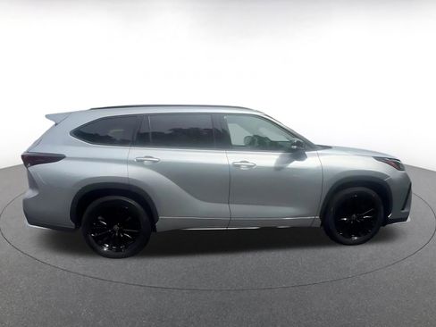 Used 2025 Toyota Highlander XSE AWD/4WD image 16