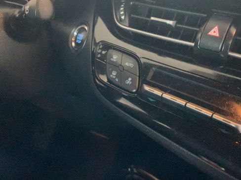 Used 2018 Toyota C-HR XLE FWD image 43