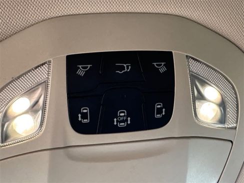 Used 2023 Chrysler Voyager LX image 33