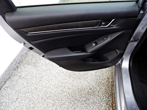 Used 2022 Honda Accord Touring image 9