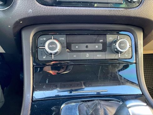 Used 2012 Volkswagen Touareg Sport image 31