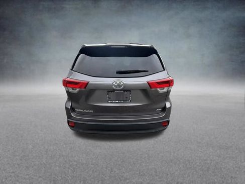 Used 2019 Toyota Highlander LE AWD/4WD image 4