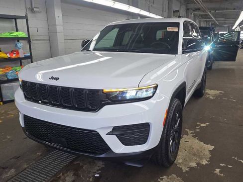 Used 2024 Jeep Grand Cherokee Altitude image 3